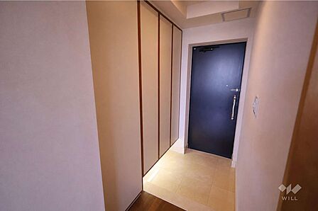 玄関（AIにて家具消し加工を施しております）収納がありますので、玄関をすっきりと保つことができます。