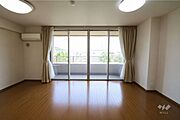 LDK14.5帖（AIにて家具消し加工を施しております）。横長リビングで、東向きバルコニーに面しており、採光良好です。
