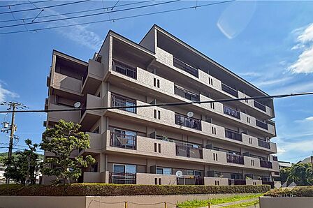 日興池田五月丘スカイマンション3号棟の外観(南側より)全3棟構成で、この3号棟は最前列の棟です。