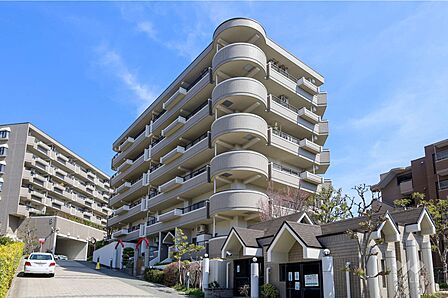 池田五月丘A棟の外観(南西側から)徒歩2分の場所にバス停があり、阪急宝塚線「池田駅」へのアクセスが可能です。
