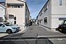 外観：物件の西側前面道路（東側から）［2026年8月18日撮影］