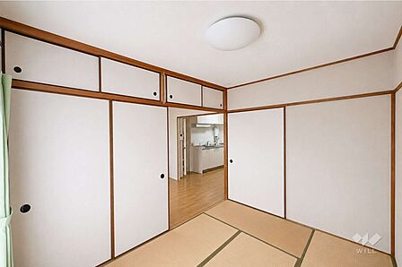 東側和室約6帖［2026年7月11日撮影］（AIにて家具消し加工を施しております）南側に面した窓があり、採光良好です。