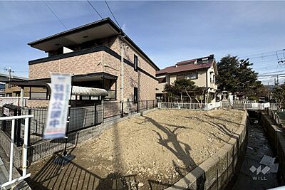 外観：物件（南東側から）［2025年2月3日撮影］東・南側が抜けているため開放感があります。