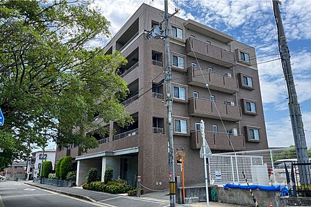 ステイツ箕面の外観(北東側から)外壁は茶系の落ち着いたタイル張り。ペットの飼育が可能なマンションです。