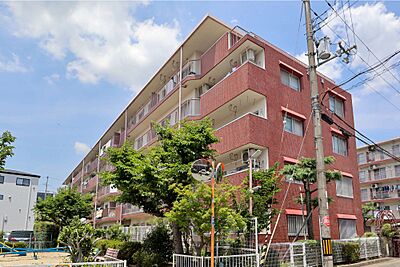 外観:メゾン箕面青松園前2番館の外観(南東側から)教育施設やスーパーが近い距離にあり、新御堂筋までのアクセスも良好です。 外観:メゾン箕面青松園前2番館の外観(南東側から)教育施設やスーパーが近い距離にあり、新御堂筋までのアクセスも良好です。
