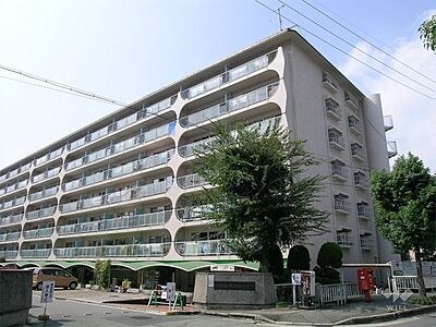 外観:日商岩井箕面ハイツB棟の外観(南東側から)「桜井駅」より徒歩6分の大規模マンション! 外観:日商岩井箕面ハイツB棟の外観(南東側から)「桜井駅」より徒歩6分の大規模マンション!