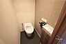 トイレ：トイレ。2026年4月にリフォーム済みです。タンクレストイレを採用しているほか、トイレ内に手洗いカウンターがあることで清潔を保てます。［2026年9月1日撮影］