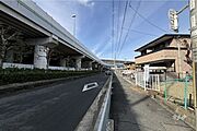 物件の南側前面道路（西側から）［2025年2月21日撮影］南側道路への接道は約1.3mです。