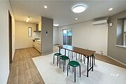 【LDK】18.1帖のLDKです。窓も大きく2方面から光が入るため、明るい室内です。