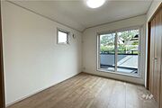 【洋室】5.2帖あるお部屋。子どもたちが成長してものびのびお部屋で過ごすことができます。