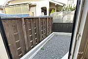【庭】物件の裏側には庭があります。家庭菜園を楽しんだり、ペットと遊んだり、使い道は様々です。