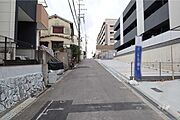 物件の南側前面道路（東側から）［2025年12月11日撮影］南東角地で、あたりも閑静な住宅街です。