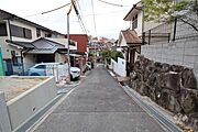 物件の南西側前面道路（南東側から）［2025年12月12日撮影］土地面積は36.56坪！2026年1月完成予定！