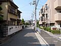 周辺は一戸建て...