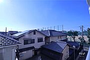 バルコニーからの眺め（東方向。3階ですが、目の前は抜けています！南東向きで日当たり良好です！
