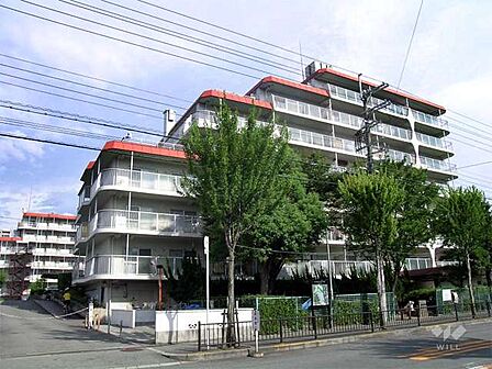 緑ケ丘サンハイツの外観(西側から)。大阪モノレール線「少路」駅徒歩13分。1977年11月築。総戸数155戸の分譲マンションです。