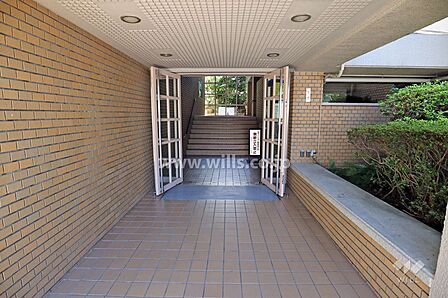 エントランス。大阪モノレール線「少路」駅徒歩9分。1984年3月築。総戸数44戸の分譲マンションです。