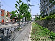 敷地の西側はロマンチック街道に面しています。大阪モノレール線「少路」駅徒歩10分。1977年5月築。総戸数207戸の分譲マンションです。