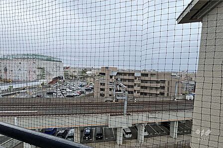 バルコニーからの眺め（東方向）高い建物は建っておりませんので、目線が気にならず日当たり、通風も良好です。