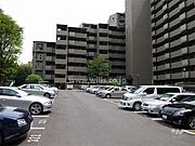 敷地内駐車場（平面式）。北大阪急行線「千里中央」駅徒歩18分。1983年2月築。総戸数1098戸の大型分譲マンションです。