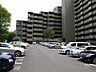 駐車場：敷地内駐車場（平面式）。北大阪急行線「千里中央」駅徒歩18分。1983年2月築。総戸数1098戸の大型分譲マンションです。