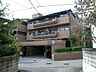 外観：ベルク豊中宮山の外観（北東側から）周辺は一戸建てが中心に立ち並ぶ住宅地。阪急宝塚線「豊中」駅バス8分、バス停より徒歩3分。1999年5月築。総戸数31戸の分譲マンションです。