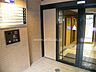 エントランス：エントランスはオートロック付きです。阪急宝塚線「豊中」駅バス8分、バス停より徒歩3分。1999年5月築。総戸数31戸の分譲マンションです。