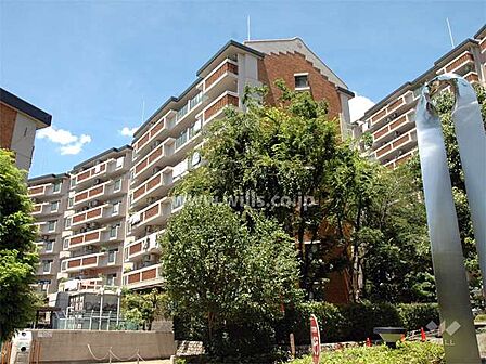 府公社豊中野畑住宅2号棟の外観(南東側から)。阪急宝塚線「豊中」駅からバス14分、バス停より徒歩1分。1984年7月築。総戸数212戸の分譲マンションです。