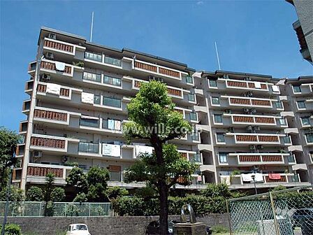 府公社豊中野畑住宅2号棟の外観(南側から)。阪急宝塚線「豊中」駅からバス14分、バス停より徒歩1分。1984年7月築。総戸数212戸の分譲マンションです。