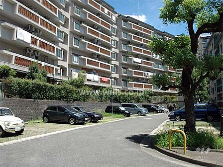 府公社豊中野畑住宅2号棟の南側。阪急宝塚線「豊中」駅からバス14分、バス停より徒歩1分。1984年7月築。総戸数212戸の分譲マンションです。