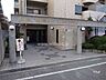 エントランス：エントランス。阪急宝塚線「曽根」駅徒歩20分。1990年4月築。総戸数16戸の分譲マンションです。