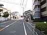 その他：敷地北側の前面道路。この道をまっすぐ行くと緑地公園があります。阪急宝塚線「曽根」駅徒歩20分。1990年4月築。総戸数16戸の分譲マンションです。