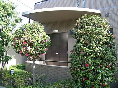 集会室。阪急宝塚線「服部天神」駅徒歩8分。1994年3月築。総戸数50戸の分譲マンションです。