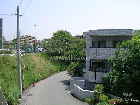 周辺は緑豊かな住宅地（一戸建てが中心に立ち並んでいます。）。大阪モノレール線「少路」駅徒歩10分。2000年2月築。総戸数22戸の分譲マンションです。