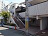エントランス：エントランス。北大阪急行線「桃山台」駅よりバス12分。バス停より徒歩1分。1988年1月築。総戸数44戸の分譲マンションです。