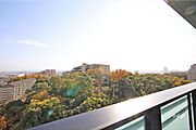 建物10階、総戸数151戸のシニア向けマンションです。天然温泉や娯楽室、ゲストルームなどの共用施設が充実しています。