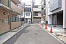 外観：物件の西側前面道路（南側から）［2026年5月14日撮影］