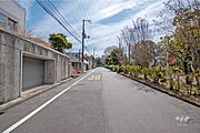 物件の南西側前面道路（北西側から）［2026年3月24日撮影］