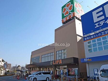 ライフ(東淡路店)の外観