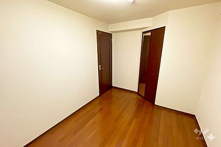 北西側洋室約6.0帖。※AIで家具消し加工をしています。WICなど各居室に収納があり、お部屋をすっきりとさせることができます。