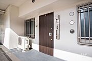 物件の玄関。洗練された外観、広い廊下で荷物が多いときも歩きやすいです。［2026年4月12日撮影］