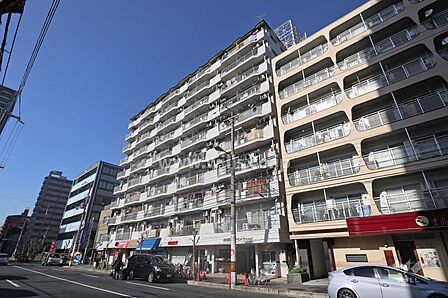 総戸数140戸の大規模マンション！小学校・中学校ともに徒歩5分以内！周辺には買い物施設が充実しています。