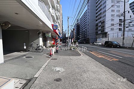 敷地の南側前面道路（西側から）徒歩2分圏内にドラッグストアやコンビニがありとても便利です。