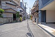 物件の南西側前面道路（南東側から）［2026年5月2日撮影］