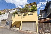 物件の外観（南西側から）高台のため歩行者の目線が気になりません。［2026年5月9日撮影］