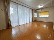 LDK約14.8帖。南向きのバルコニーと接し、日中が明るく感じます。家族との時間を大切に過ごせるリビングです。※家具消し加工済
