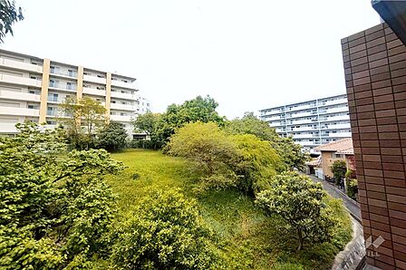 バルコニーからの眺め。緑の眺望が日々の疲れが癒されますね（北西方向）