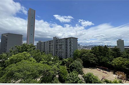 バルコニーからの眺め（南東方向）。5階部分角住戸のため、陽当たり・通風良好です！［2026年5月22日撮影］