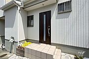 物件の玄関。TVモニター付きのインターホンなのでセキュリティも安心です！