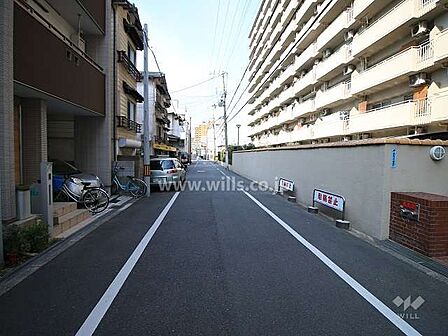 敷地南側の前面道路(東側から)